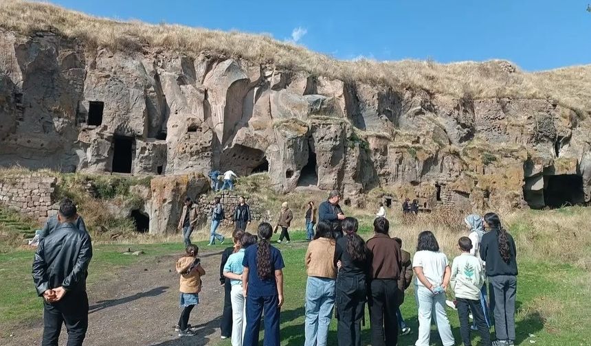 Ağrılı çocuklar Ahlat'ın tarihi ve kültürel mirasını keşfetti