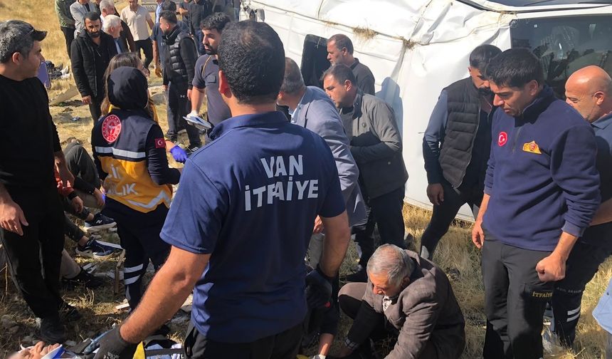 Van'da tır yolcu minibüsüne çarptı: 11 yaralı, birinin durumu ağır