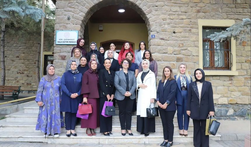 Ağrı Valisi'nin eşi Betül Bozkurt, Doğubayazıt'ta kadın girişimcilerle buluştu
