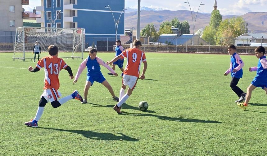 Ağrı’da genç futbolcular sahaya çıktı
