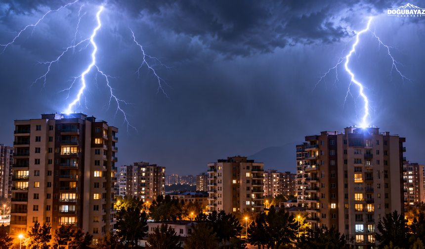 Diyarbakır'da korkutan gece: İki apartmana yıldırım düştü