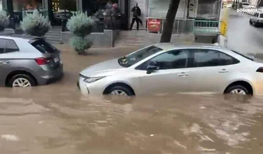 Diyarbakır'da yollar göle döndü: Ulaşım aksadı