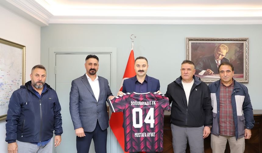 Doğubayazıt FK'dan Kaymakam Ayvat'a forma hediyesi