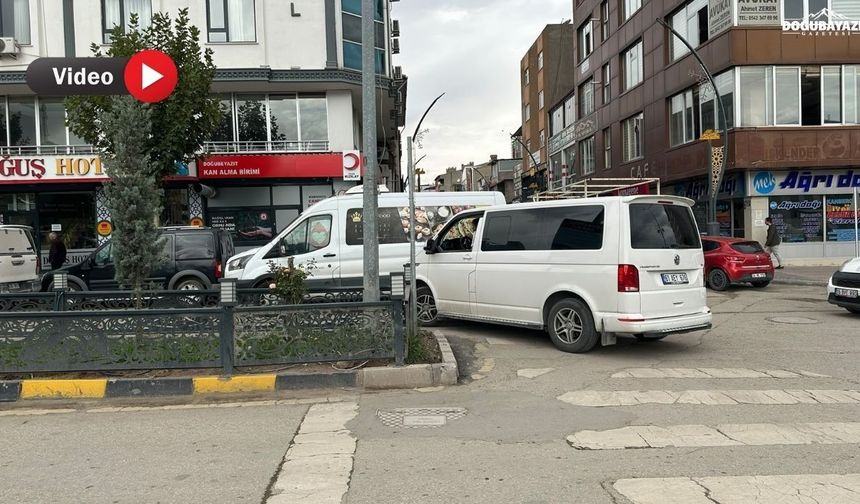 Doğubayazıt’ta düzensiz park trafiği kilitliyor