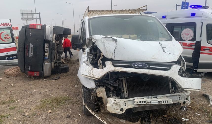 Doğubayazıt’ta iki araç çarpıştı: Yaralılar sağlık ekiplerine teslim edildi