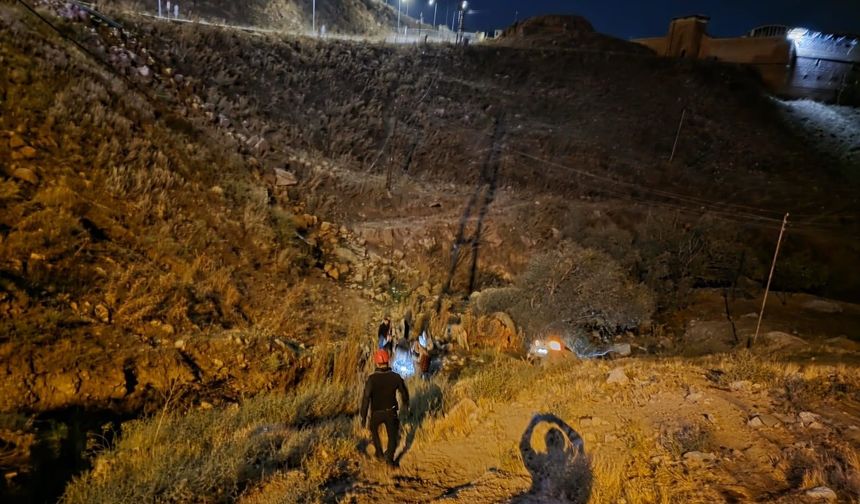 Doğubayazıt’ta otomobil uçuruma yuvarlandı: 1’i ağır 2 kişi yaralandı