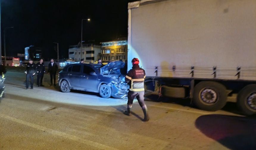 Doğubayazıt'ta trafik ışıklarında bekleyen tıra otomobil çarptı