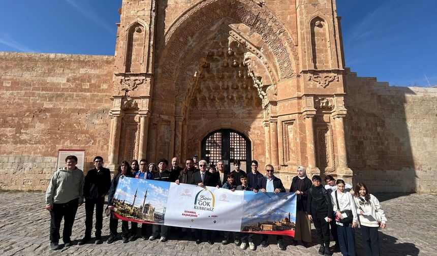 Doğubayazıt'ın Tarihi Hazinesi İshak Paşa Sarayı, "Bizim Gök Kubbemiz" Projesiyle İstanbul'dan Gelen Misafirlerini Ağırladı