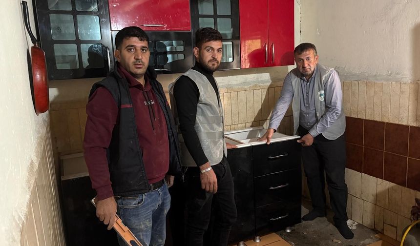 Patnos’ta ihtiyaç sahibi iki ailenin mutfak dolabı ihtiyacı karşılandı