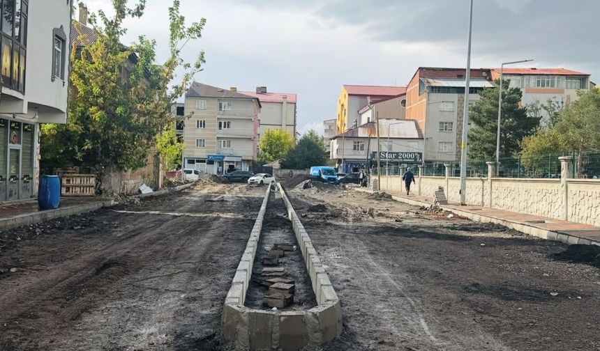 Patnos’ta Atatürk Mahallesi’nde yol ve kaldırım çalışması