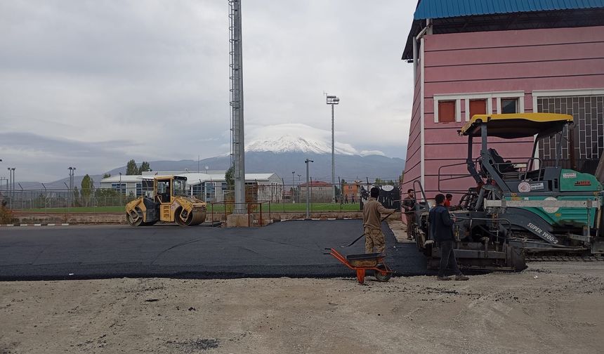 Doç.Dr. Yaşar Eryılmaz Stadyumunun iç Yolu Asfaltlandı