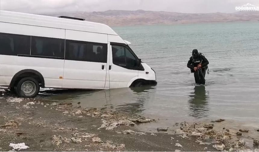 Van’da kontrolden çıkan minibüs göle uçtu