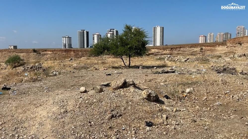 Adana'da 35 yaşındaki bir kişi, boş arazide ölü bulundu