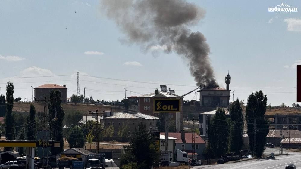 Ağrı’da Cami Çatısında Yangın Çıktı