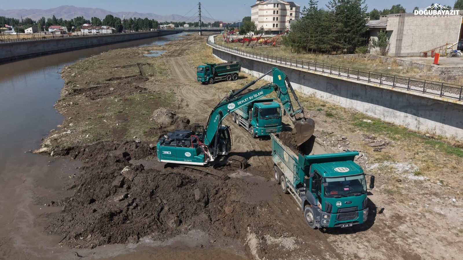 Ağrı'da Iş Makineleri Sahaya Indi