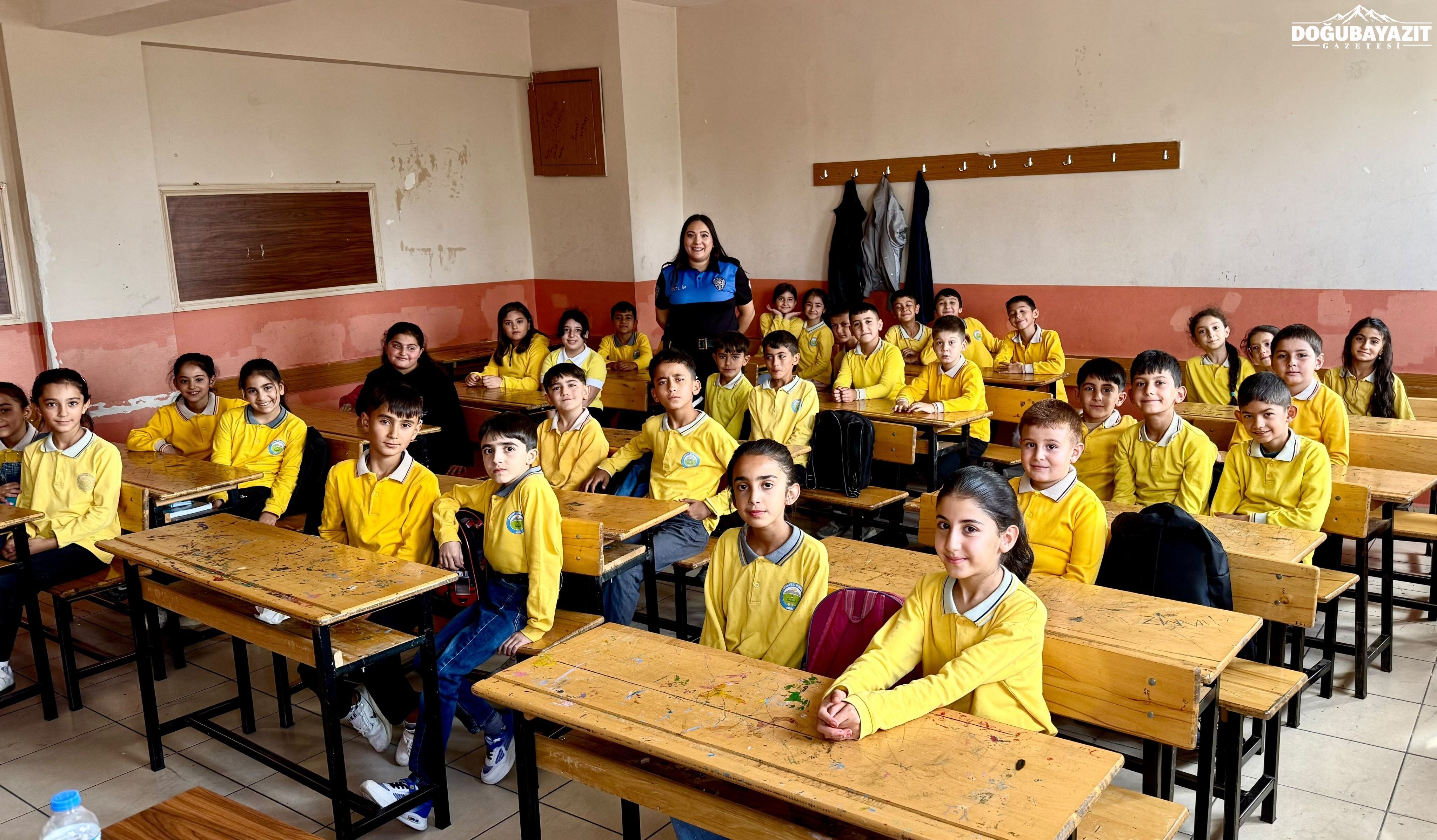 Ağrı’da Polisler Sınıflara Girdi 913 Öğrenciye Eğitim