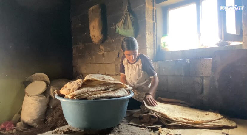 Ağrı'da Sıcaklara Rağmen Tandır Geleneği Sürüyor-1