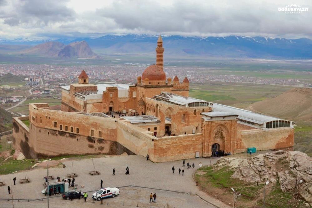 Doğubayazıt’ın Gözdesi İshak Paşa Sarayı’nın Ziyaretçi Sayısı Belli Olduj