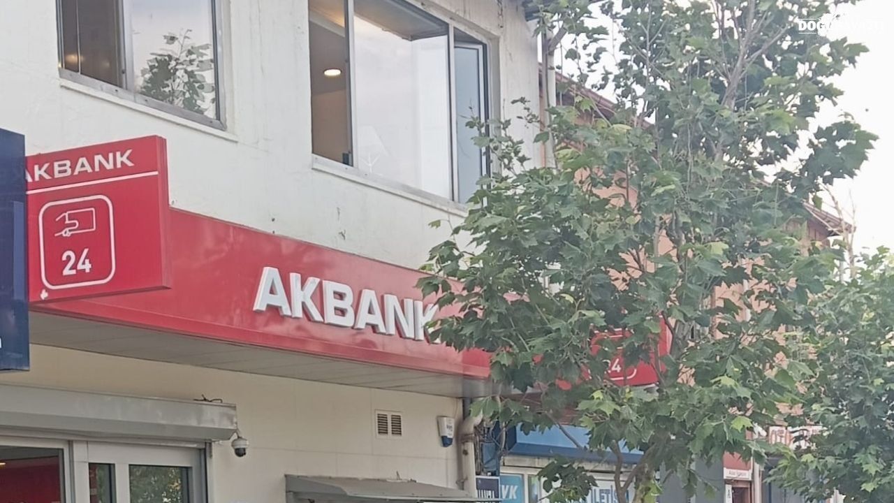 Doğubayazıt'ta Akbank Şubesi Kepenk Indiriyor