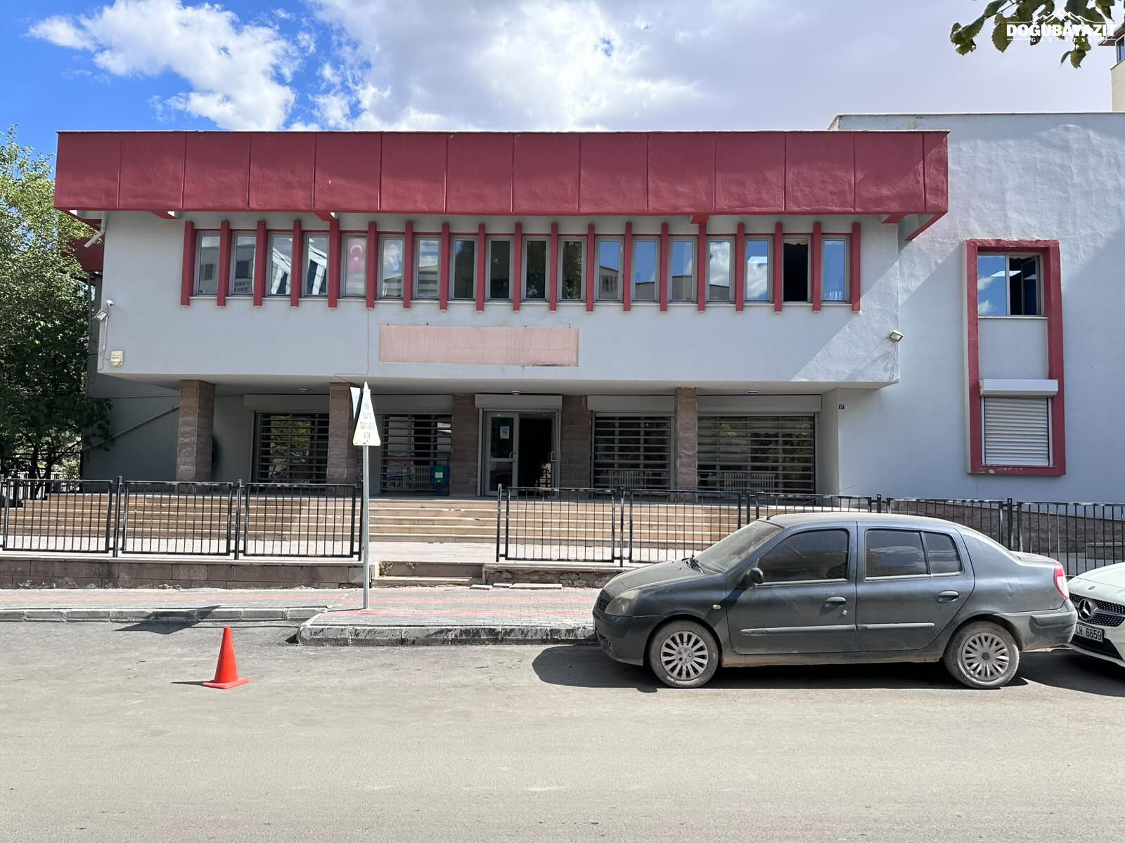 Doğubayazıt’ta Kamu Binasında Dikkat Çeken Tabela Eksikliği