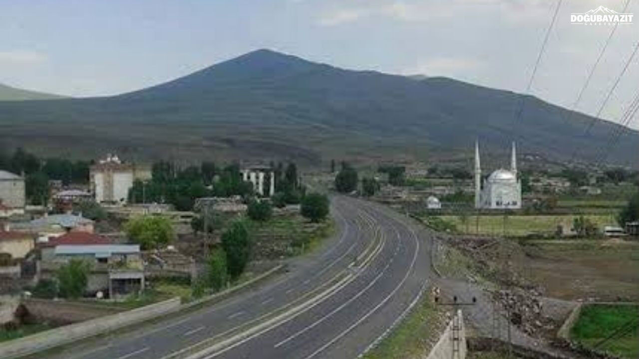 Doğubayazıt’ta Köyün Ortasından Geçen Yol Tehlike Saçıyor