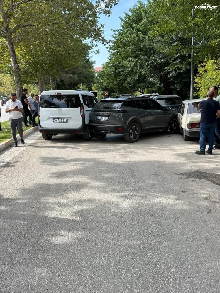 Elazığ'da 4 aracın karıştığı zincirleme trafik kazası