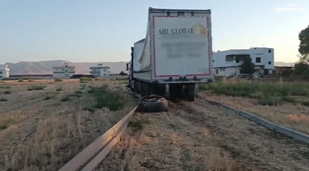 Mardin'de kontrolden çıkan tır araziye savruldu
