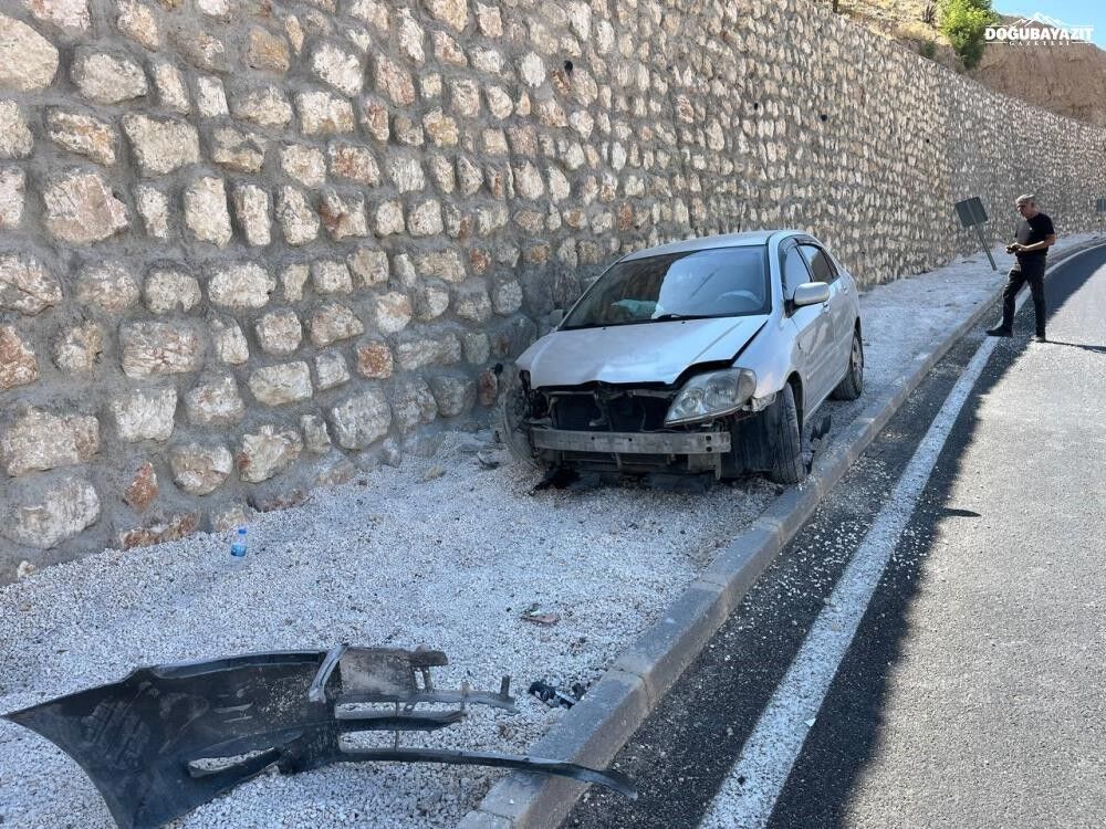 Otomobil istinat duvarına çarptı: 1 yaralı