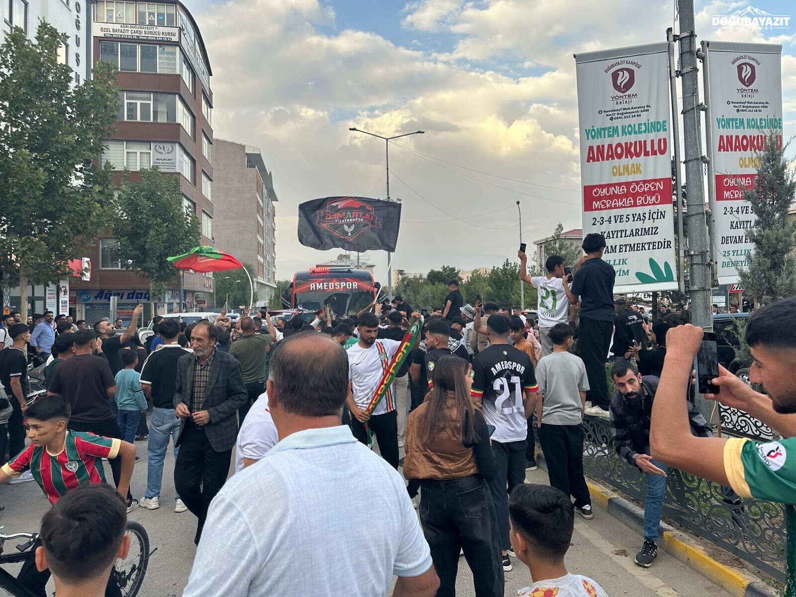Amedspor Otobüsüne Doğubayazıt’ta Büyük Destek: “Beşiktaş’ı Yeneceğiz"