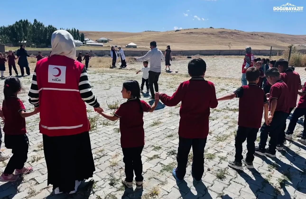 Patnos’ta Köy Çocuklarının Yüzü Kızılay Ile Güldü (2)