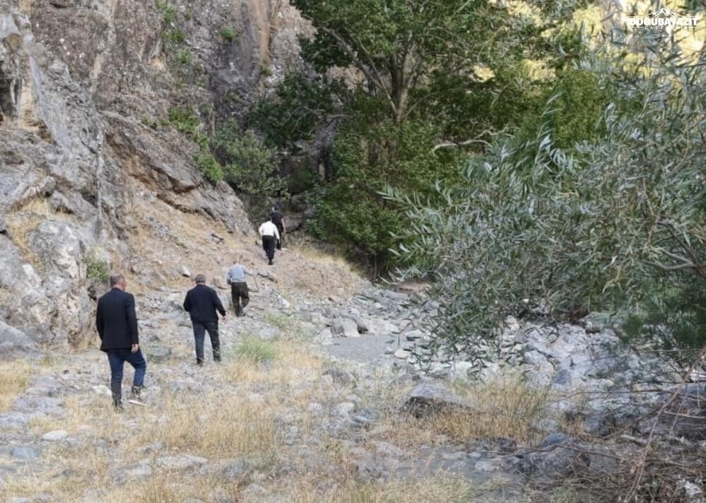 Yüksekova'da Köylüler Cenazeyi 7 Kilometre Omuzda Taşıdıkk
