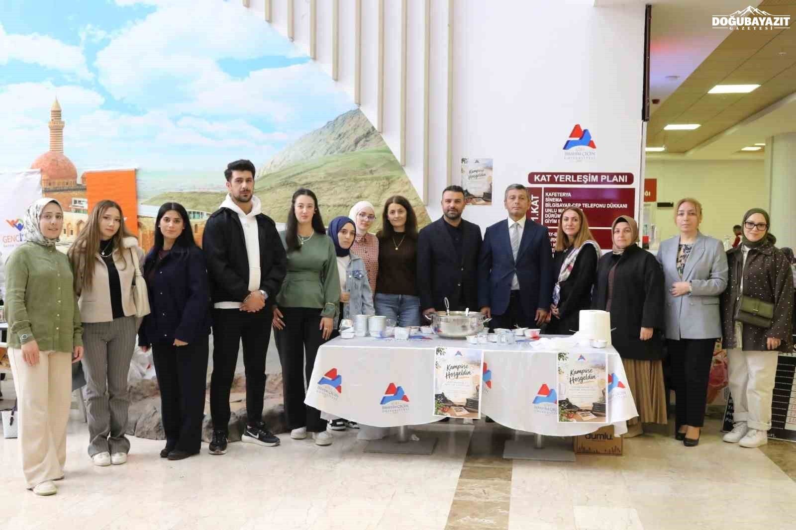 AİÇÜ’de öğrencilerden Ağrı’nın geleneksel lezzeti omaç helvası ikramı