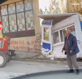 Ağrı'da Traktör Büfeye Çarptı