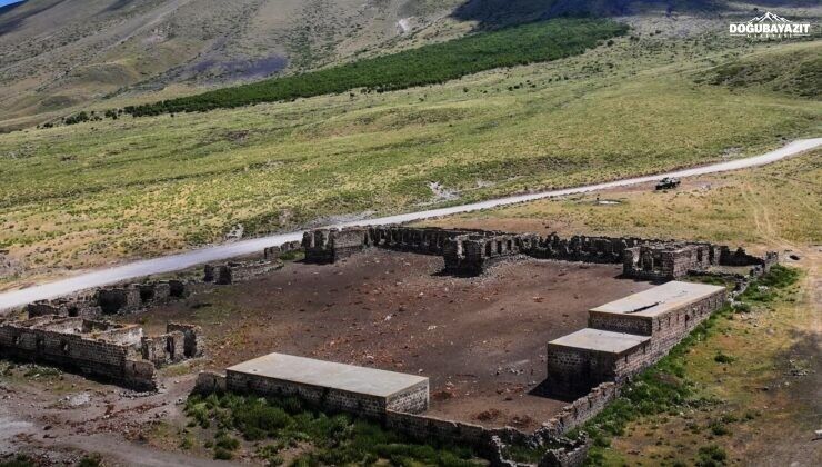 Ağrı Dağı’nın Eteğinde Tarihe Meydan Okuyan Yapı Rus Kışlası