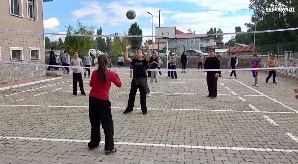 Ağrı’da 171 Okula 15 Milyon Tl’lik Spor Malzemesi Desteği