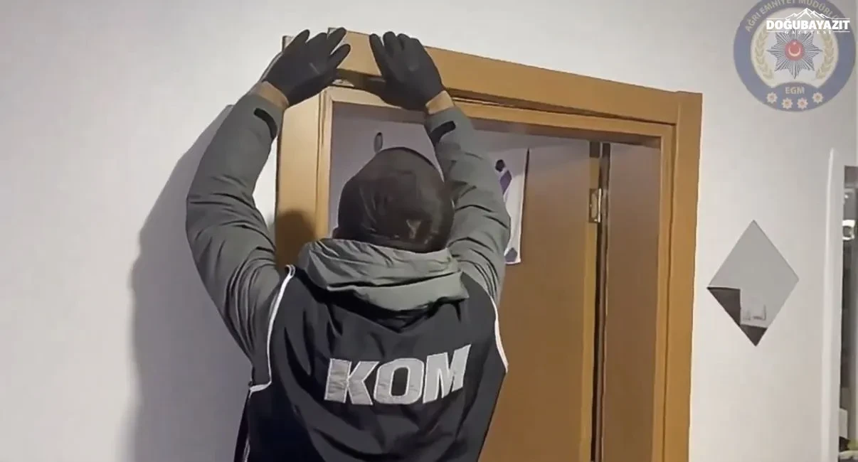 Ağrı'da Ele Geçirildi Tabancalar, Av Tüfekleri, Muştalar Ve Kelepçe