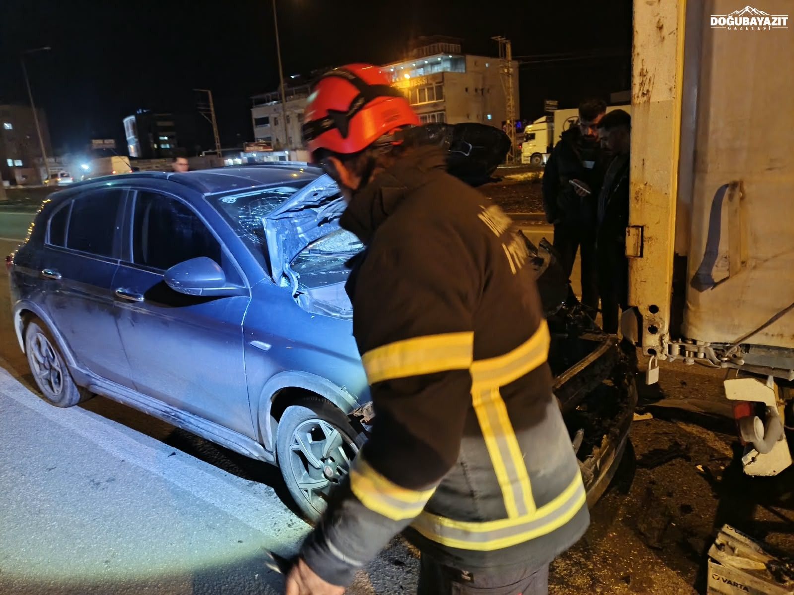 Doğubayazıt'ta Trafik Işıklarında Bekleyen Tıra Otomobil Çarptı