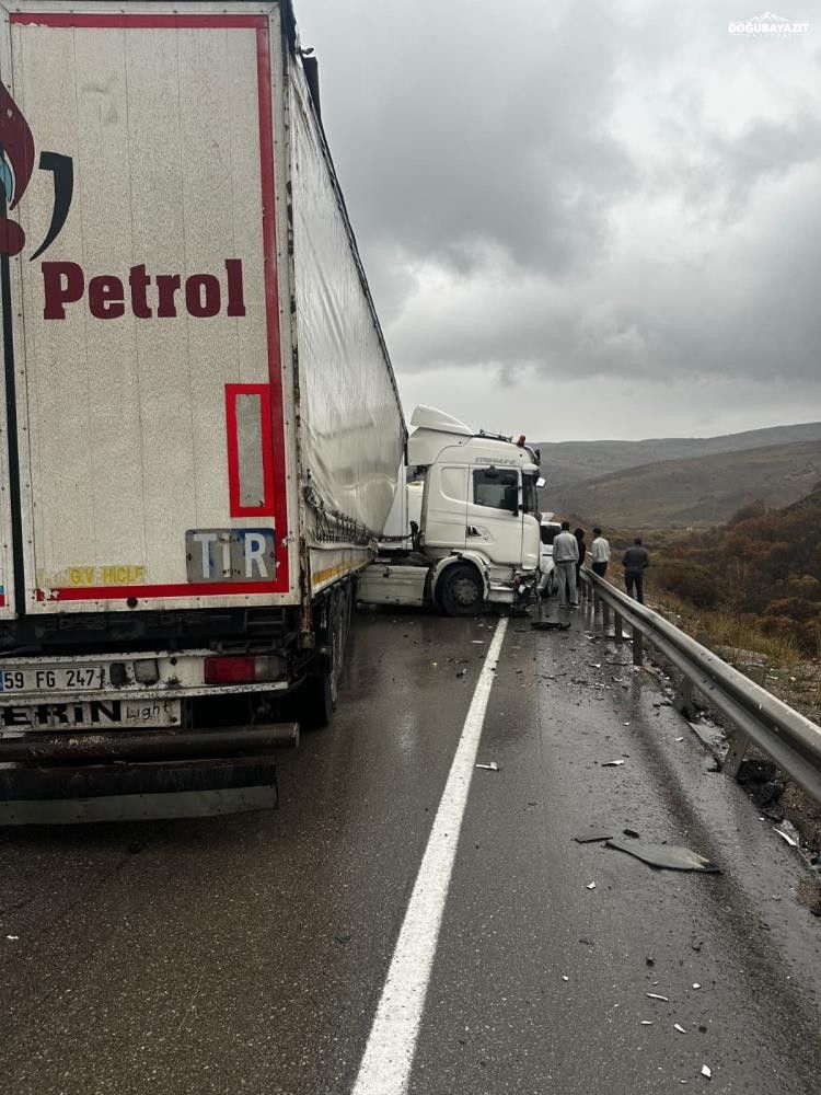Erzurum’da Yağmur Nedeniyle Kayganlaşan Yolda 3 Araç Birbirine Çarptı2