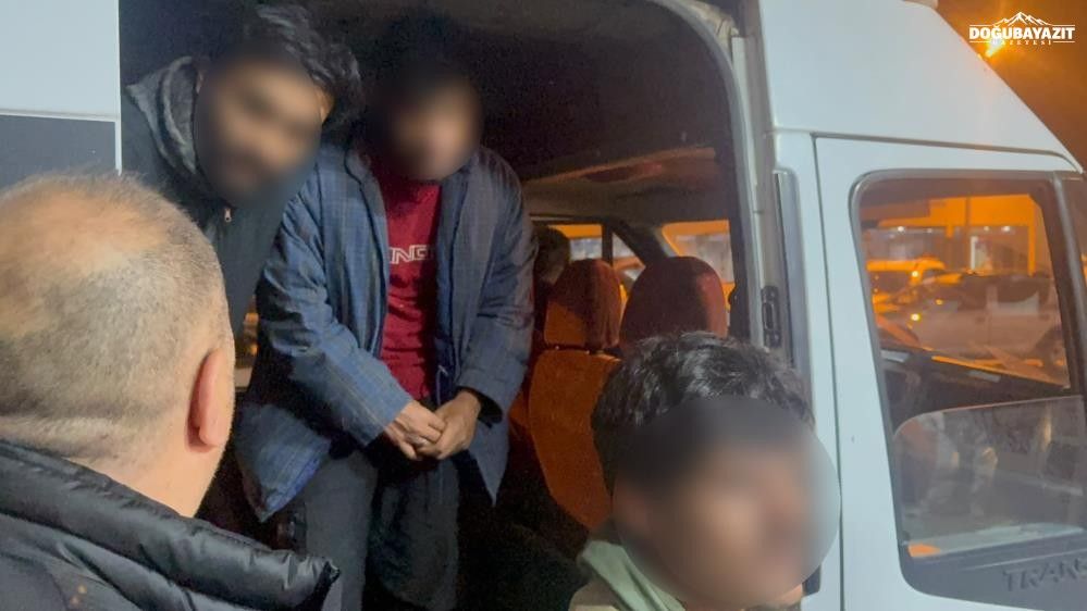 Hakkâri'de Göçmenleri Taşıyan Minibüs Dereye Uçtu 20 Yaralı
