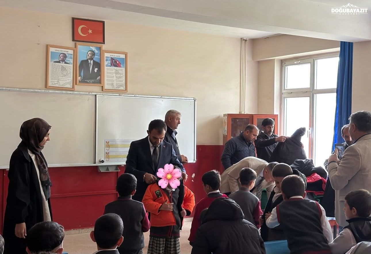 Patnos’ta Öğrencilere Kışlık Mont Ve Bot Desteği