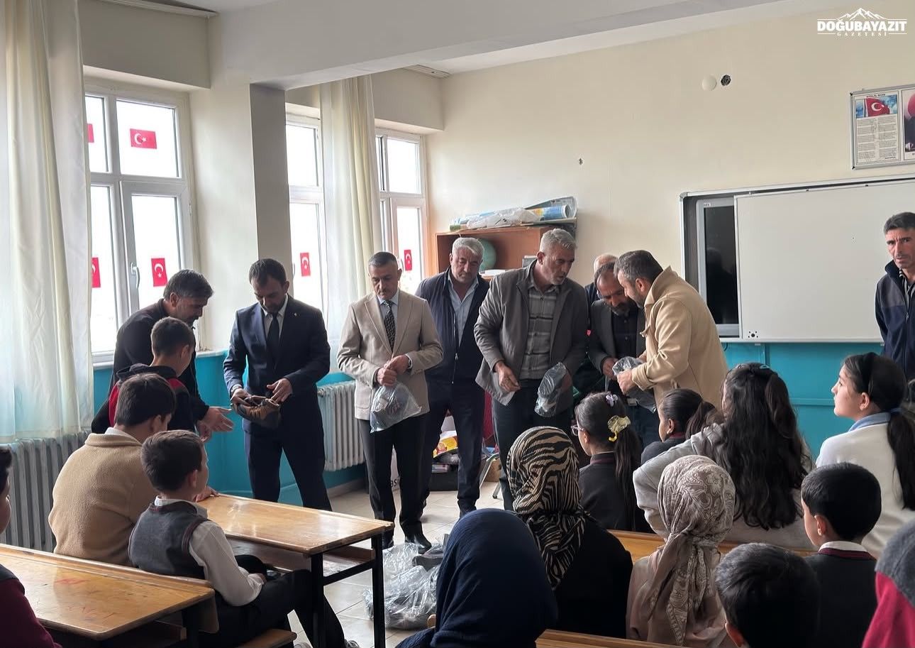Patnos’ta Öğrencilere Kışlık Mont Ve Bot Desteği1