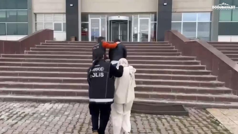 Uyuşturucuyu Paketleyip Vücutlarında Taşıdılar Kars'ta 2 İranlı Tutuklandı